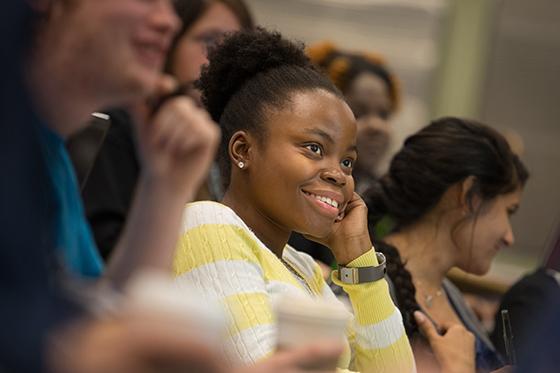 图为英国波胆网站的一名女学生在听课时微笑着
