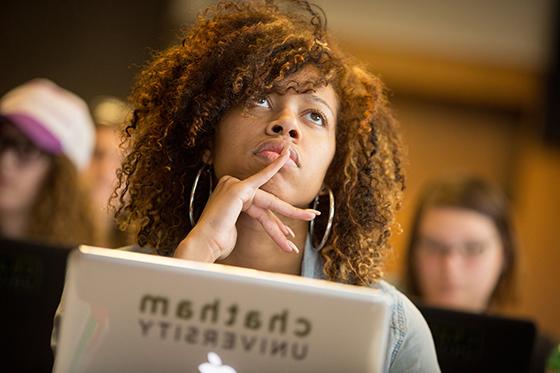 图为英国波胆网站的一名女学生正在专心听讲, 她面前放着一台电脑